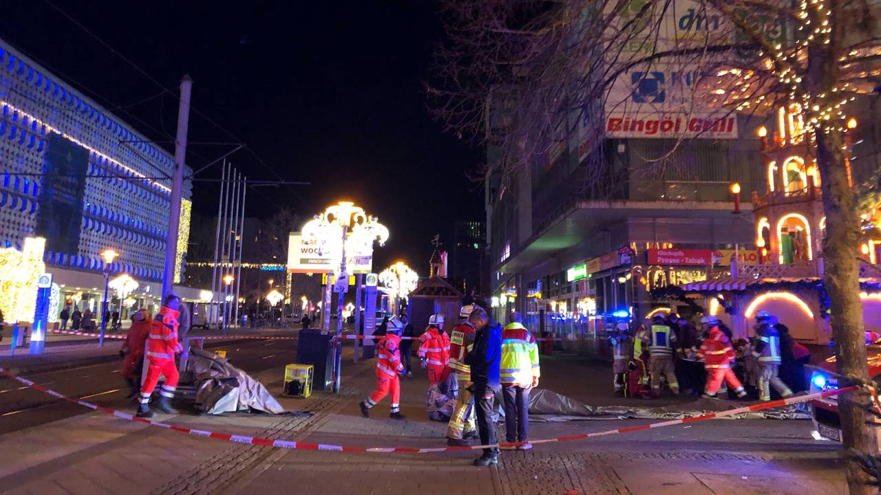 Einsatzkräfte von Rettungsdiensten und Feuerwehr sind im Einsatz auf dem Weihnachtsmarkt in Magdeburg. Auf dem Weihnachtsmarkt in Magdeburg ist ein Autofahrer in eine Menschengruppe gefahren.