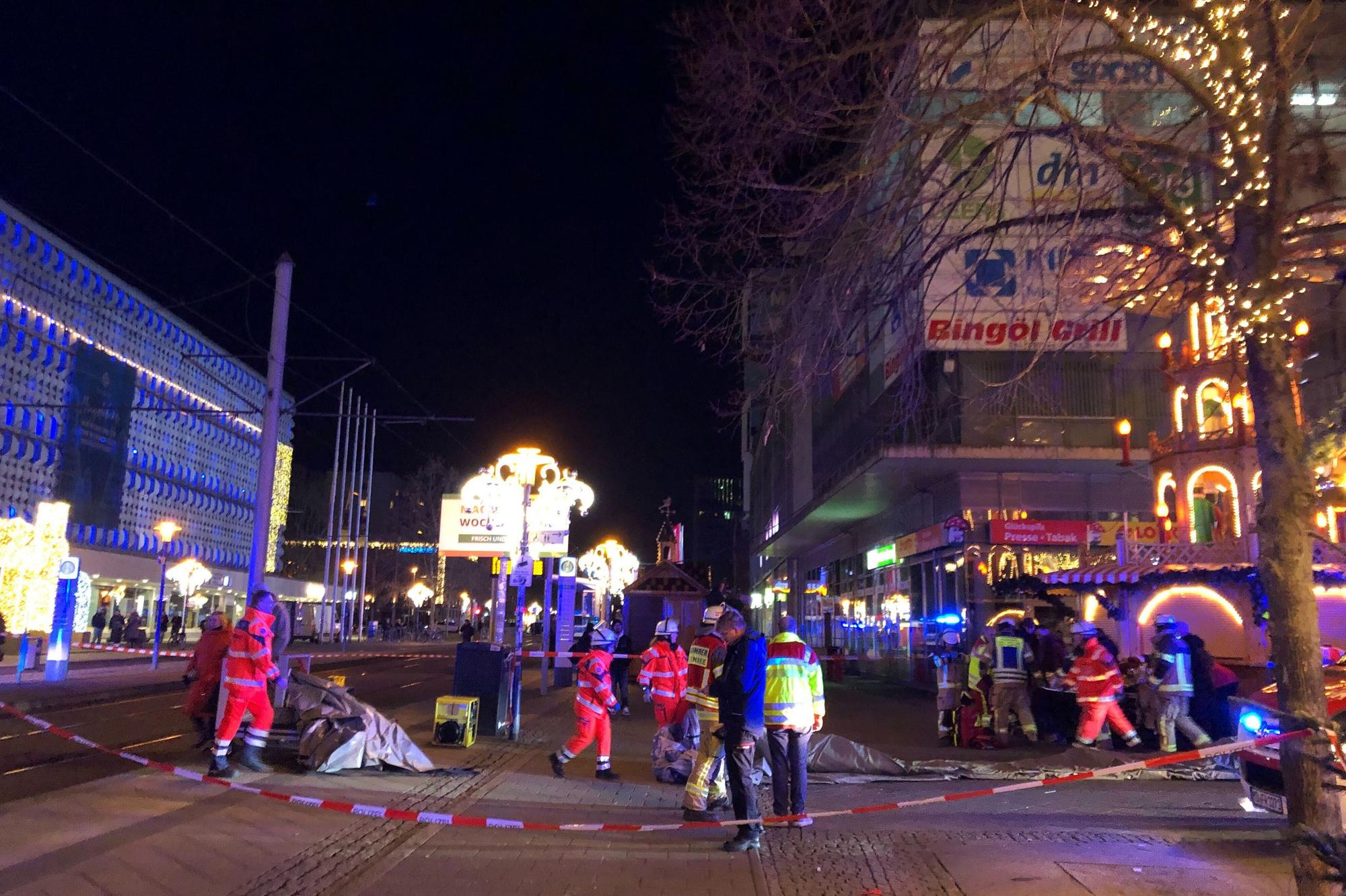 Einsatzkräfte von Rettungsdiensten und Feuerwehr sind im Einsatz auf dem Weihnachtsmarkt in Magdeburg. Auf dem Weihnachtsmarkt in Magdeburg ist ein Autofahrer in eine Menschengruppe gefahren.