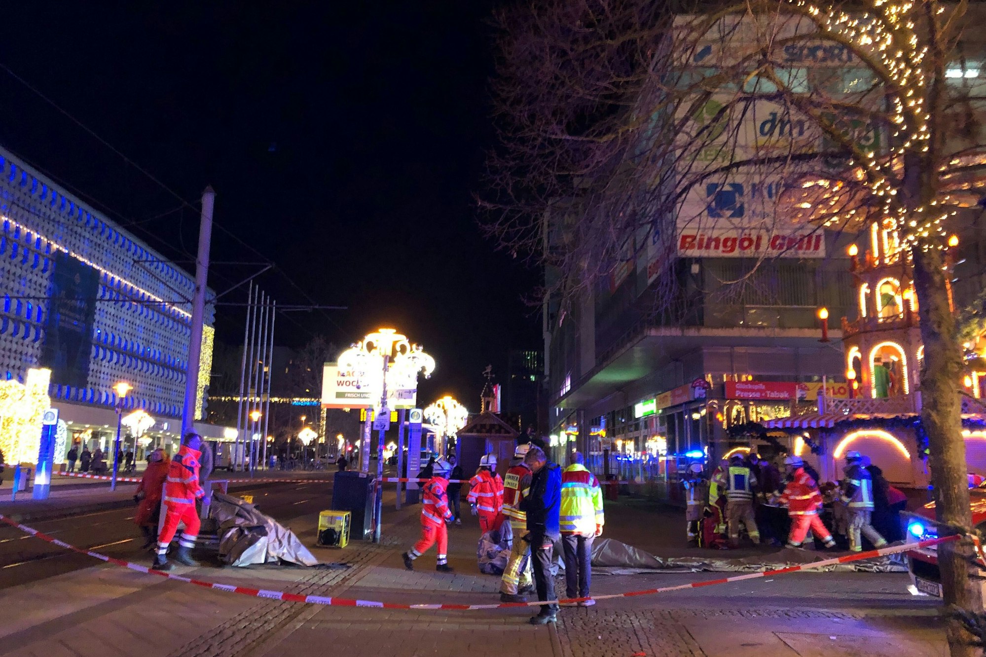 Einsatzkräfte von Rettungsdiensten und Feuerwehr sind im Einsatz auf dem Weihnachtsmarkt in Magdeburg. Auf dem Weihnachtsmarkt in Magdeburg ist ein Autofahrer in eine Menschengruppe gefahren.