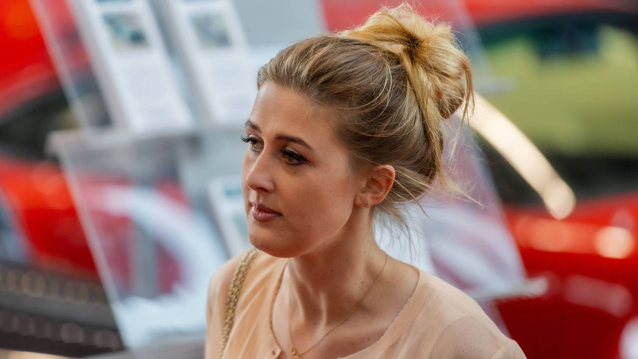 Gina-Maria Schumacher auf dem Weg zum roten Teppich.