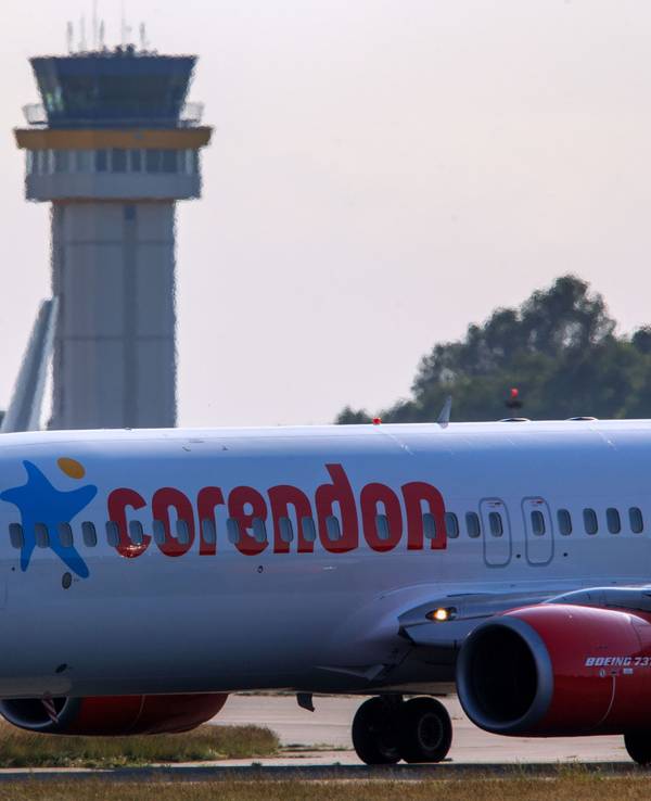 Eine Boeing 737-800 der türkischen Corendon Airlines rollt am 6. Juni 2015 zur Startbahn des Baltic-Airport in Parchim (Mecklenburg-Vorpommern).