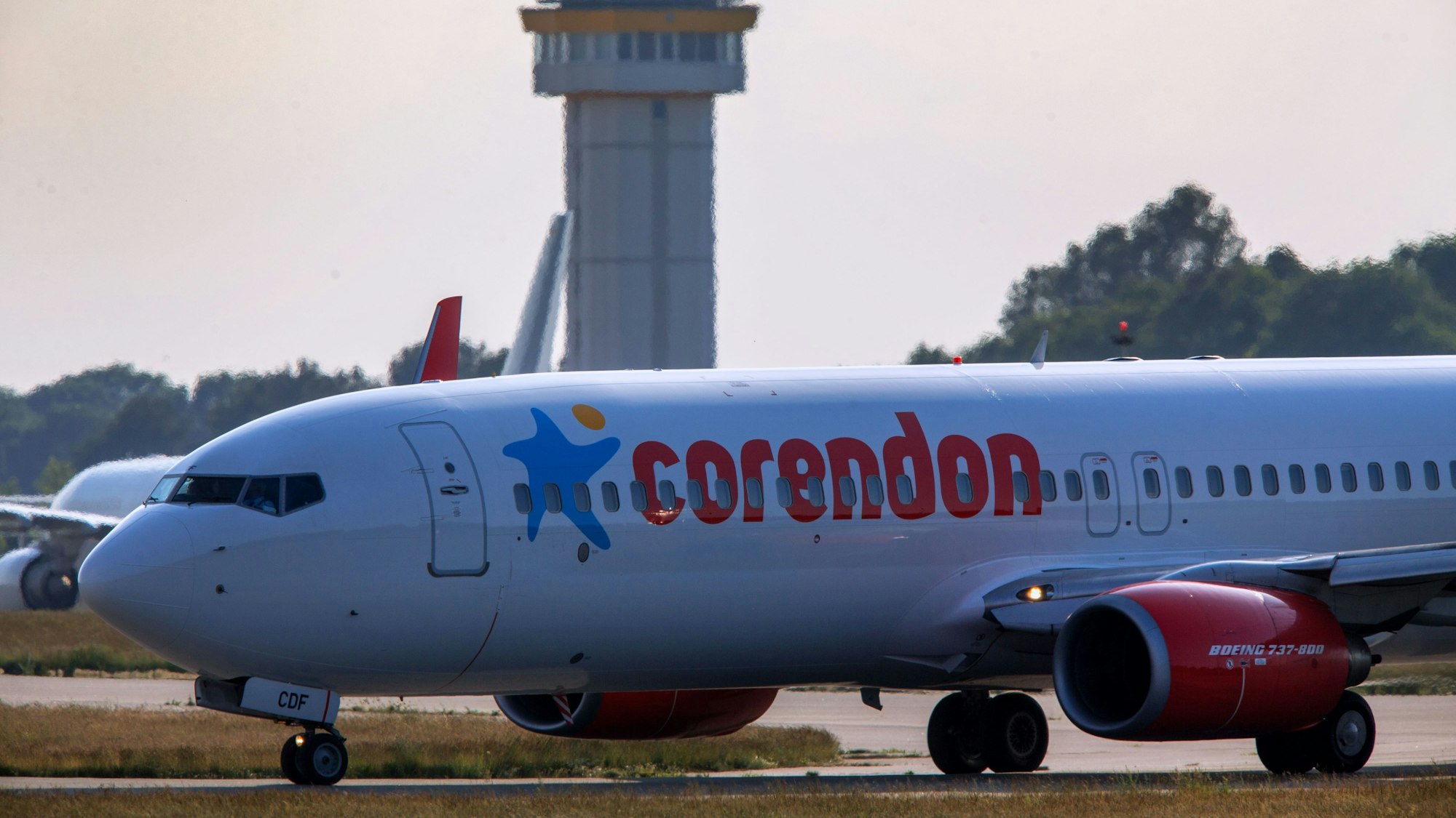 Eine Boeing 737-800 der türkischen Corendon Airlines rollt am 6. Juni 2015 zur Startbahn des Baltic-Airport in Parchim (Mecklenburg-Vorpommern).