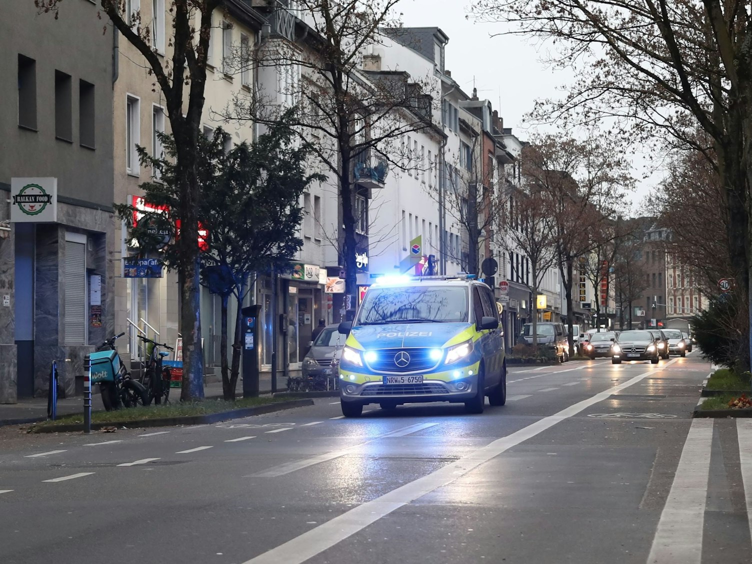 Polizei-Auto fährt über eine Straße in Köln.