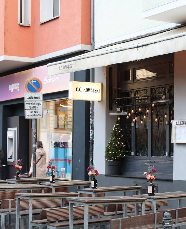 Im Kowalski am Brüsseler Platz in Köln sind die Fenster und die Fassaden schwarz abgehängt. Es ist ein Protest gegen die Stadt.