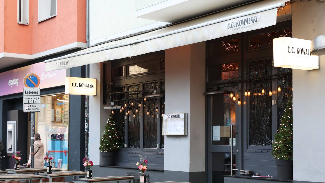 Im Kowalski am Brüsseler Platz in Köln sind die Fenster und die Fassaden schwarz abgehängt. Es ist ein Protest gegen die Stadt.
