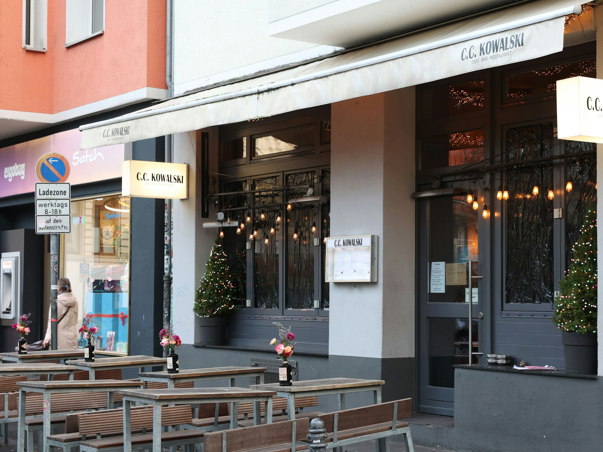 Im Kowalski am Brüsseler Platz in Köln sind die Fenster und die Fassaden schwarz abgehängt. Es ist ein Protest gegen die Stadt.
