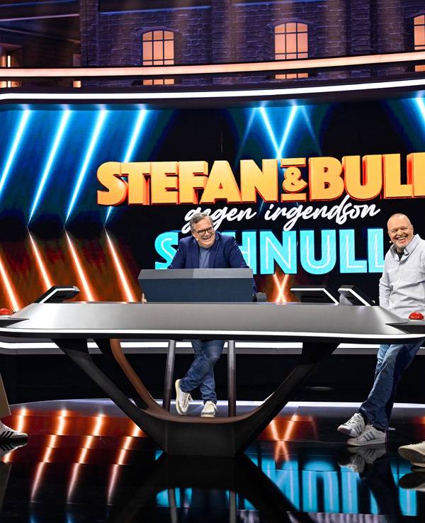 Die Protagonisten der ersten Folge „Raab und Bully gegen irgendson Schnulli“ am 21. Dezember 2024 (von links): Kandidat Marc, Moderator Elton, Stefan Raab und Michael „Bully“ Herbig im Studio