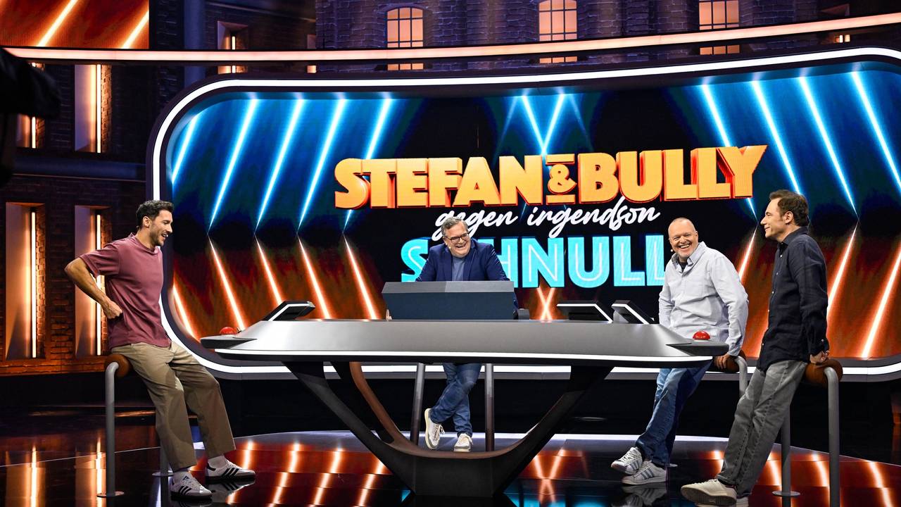 Die Protagonisten der ersten Folge „Raab und Bully gegen irgendson Schnulli“ am 21. Dezember 2024 (von links): Kandidat Marc, Moderator Elton, Stefan Raab und Michael „Bully“ Herbig im Studio