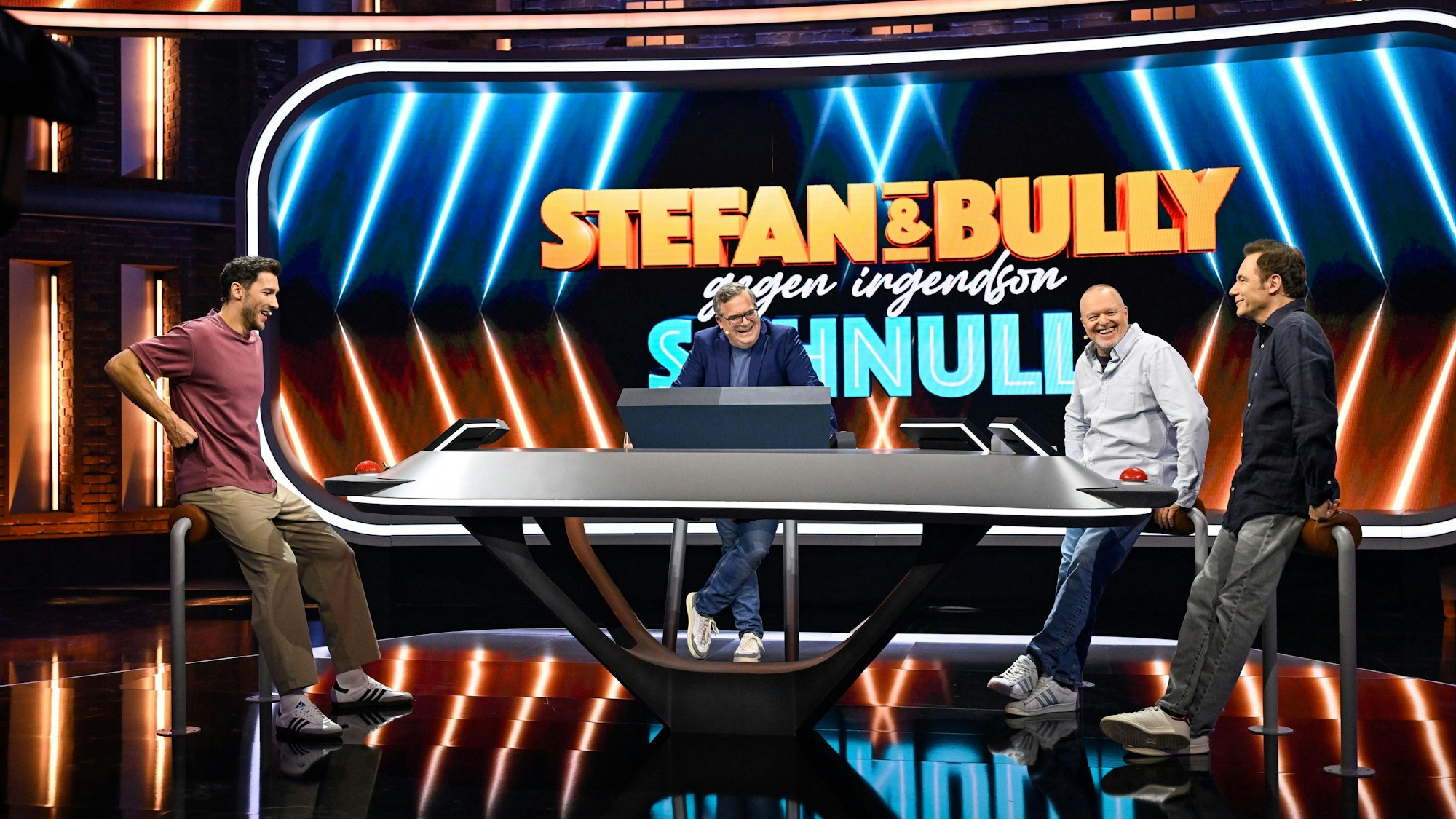 Die Protagonisten der ersten Folge „Raab und Bully gegen irgendson Schnulli“ am 21. Dezember 2024 (von links): Kandidat Marc, Moderator Elton, Stefan Raab und Michael „Bully“ Herbig im Studio