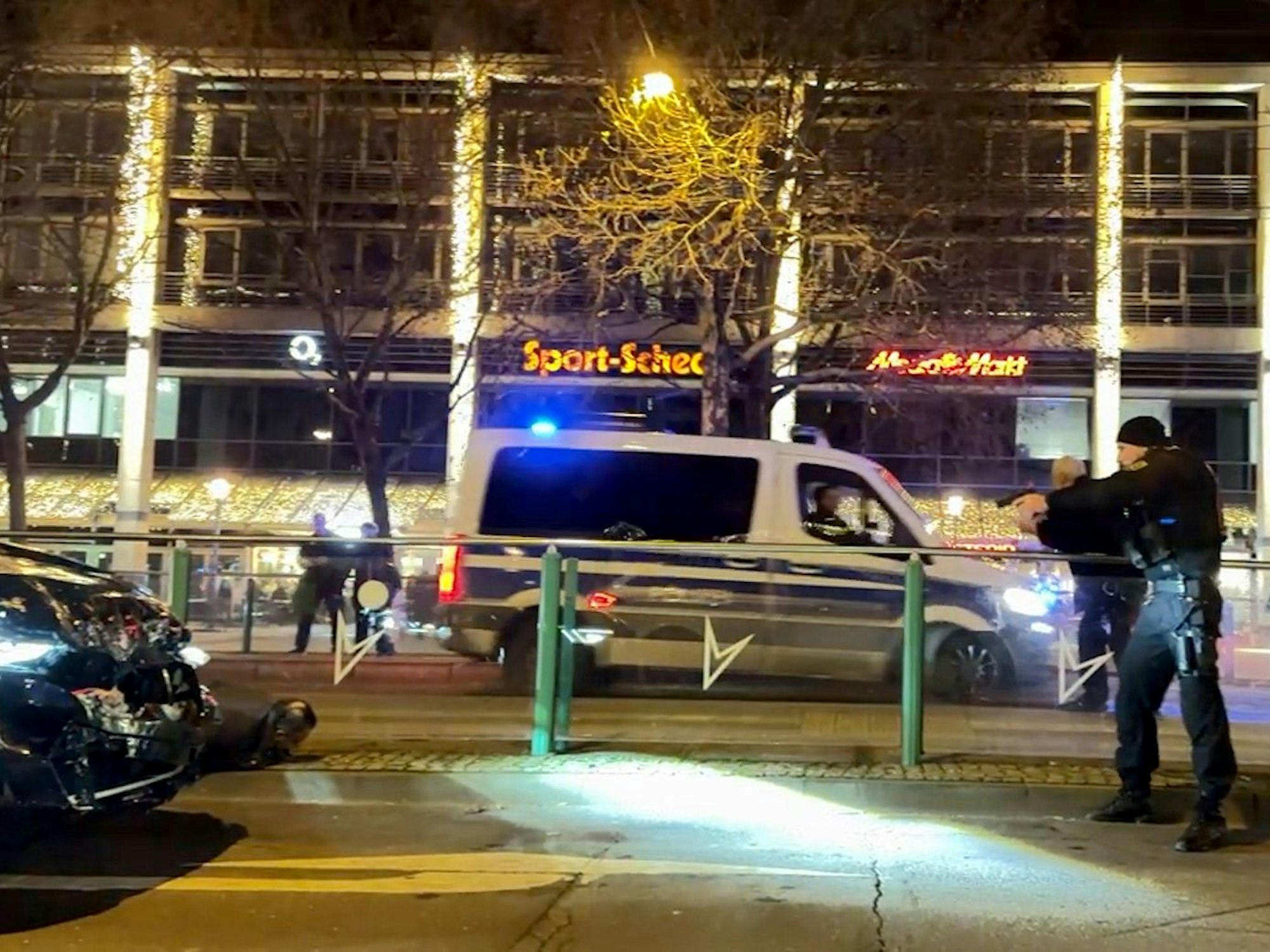 Nach dem Attentat in Magdeburg wird der Täter von einem Polizisten gestellt und liegt auf dem Boden.