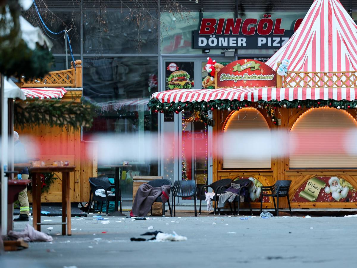 Blick auf das Chaos auf dem Weihnachtsmarkt in Magdeburg nach dem Attentat am Freitagabend mit fünf Toten.