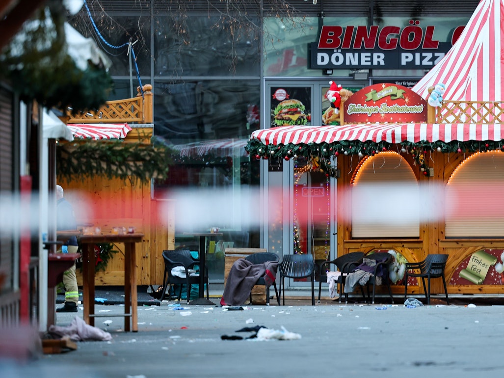 Blick auf das Chaos auf dem Weihnachtsmarkt in Magdeburg nach dem Attentat am Freitagabend mit fünf Toten.