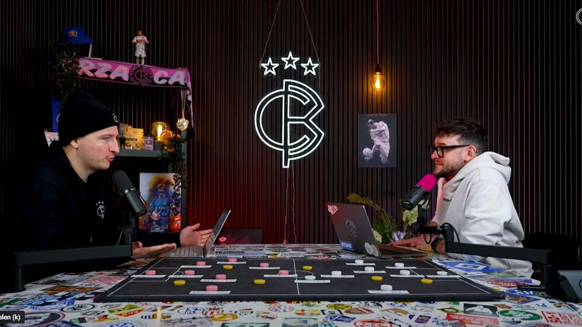 Niklas Levinsohn (l.)und Christoph Kröger fachsimpeln im Studio von Calcio Berlin.