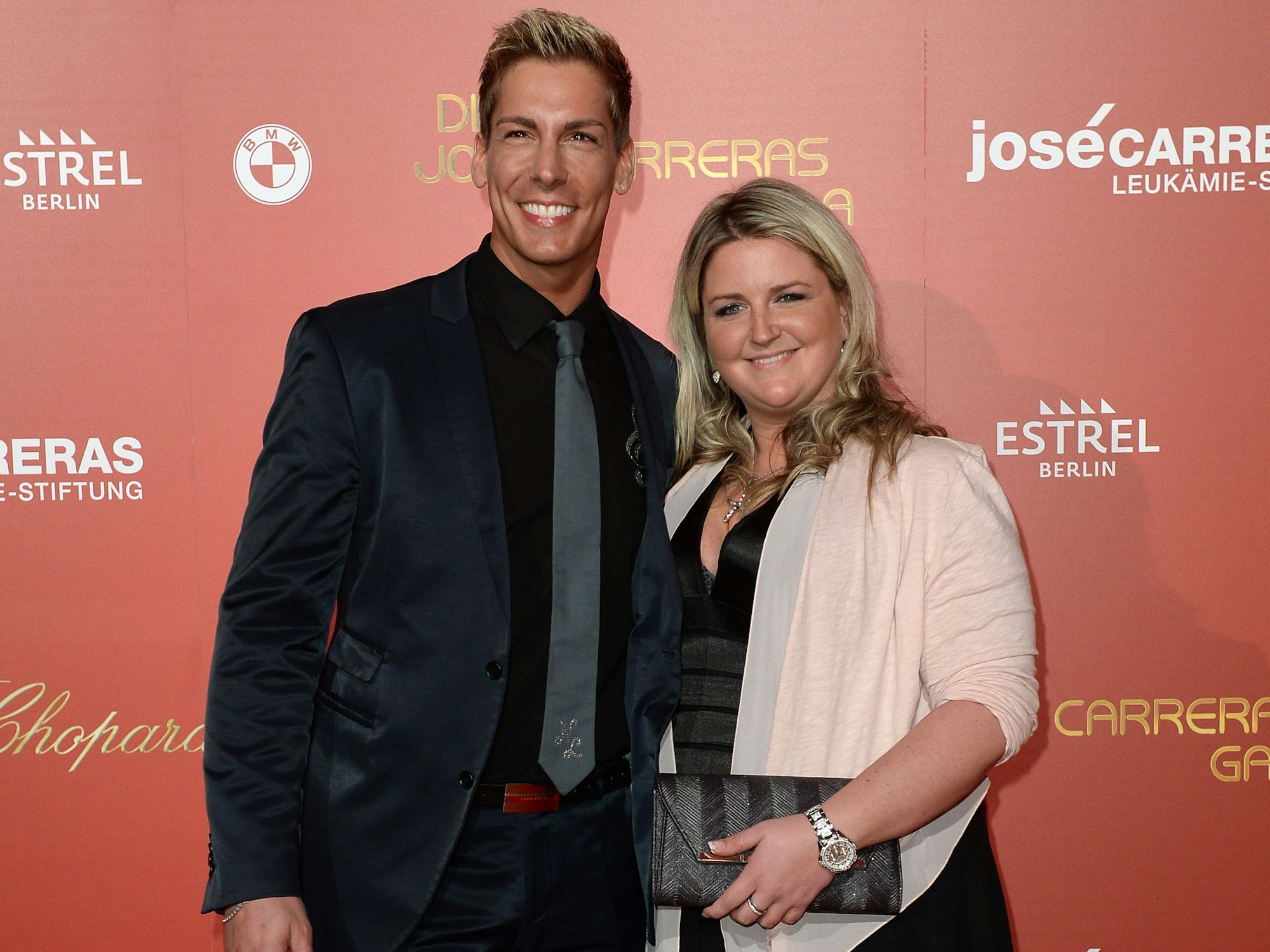 Norman Langen (l) und Ehefrau Verena De-Haan kommen am 14. Dezember 2016 zur „Jose Carreras“ Gala in Berlin.