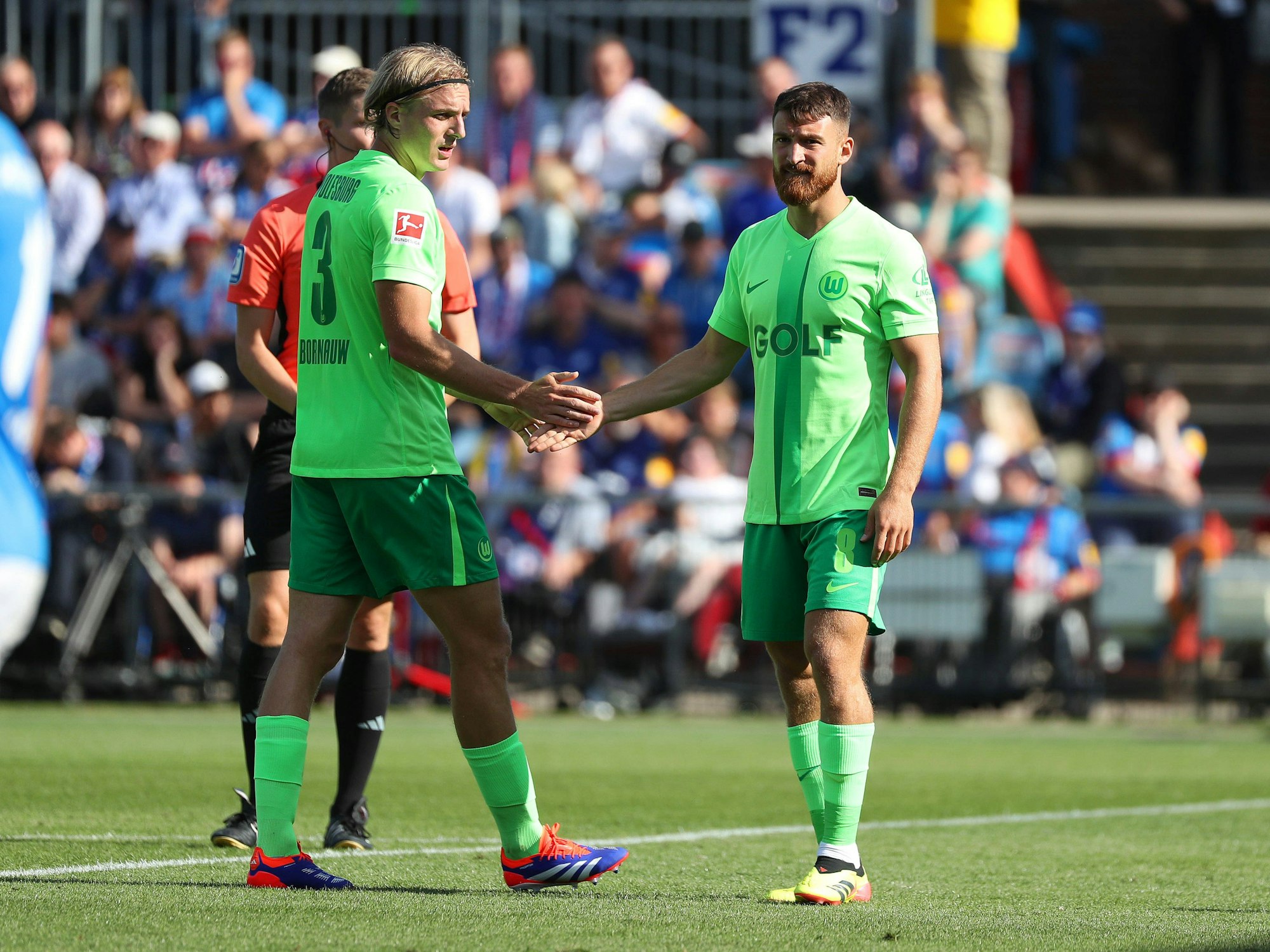 Sebastiaan Bornauw und Salih Özcan im Trikot des VfL Wolfsburg.