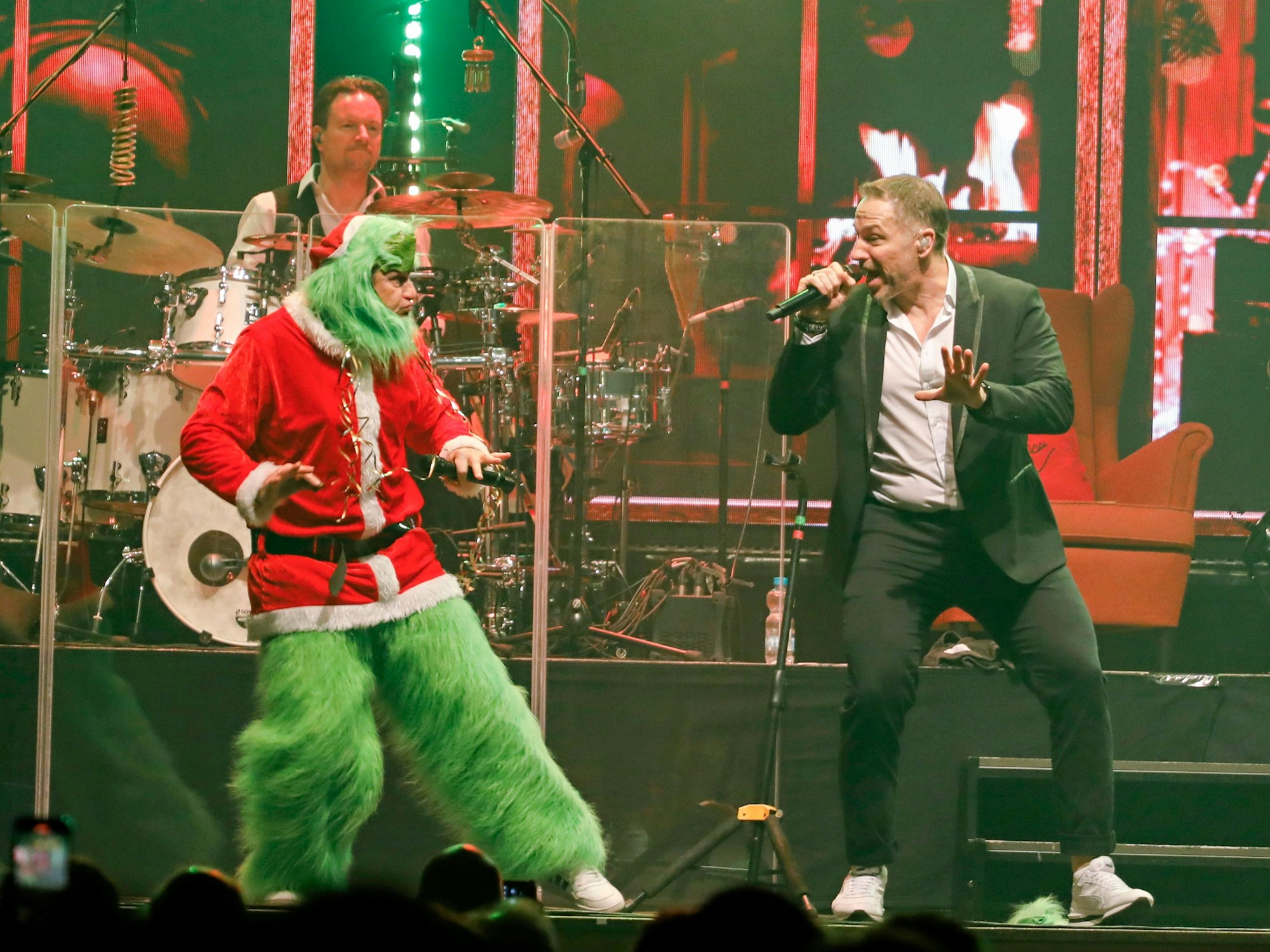 Zwei Männer singen auf einer Bühne.