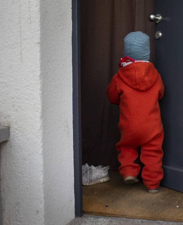 Ein vierjähriges Kind hat sich in der Nacht in Unna aus dem Elternhaus geschlichen, um die Erste in der Kita zu sein. Das Symbolbild zeigt ein Kind in Bonn.