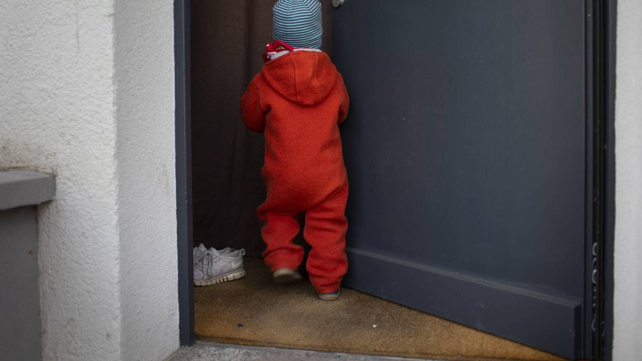Ein vierjähriges Kind hat sich in der Nacht in Unna aus dem Elternhaus geschlichen, um die Erste in der Kita zu sein. Das Symbolbild zeigt ein Kind in Bonn.