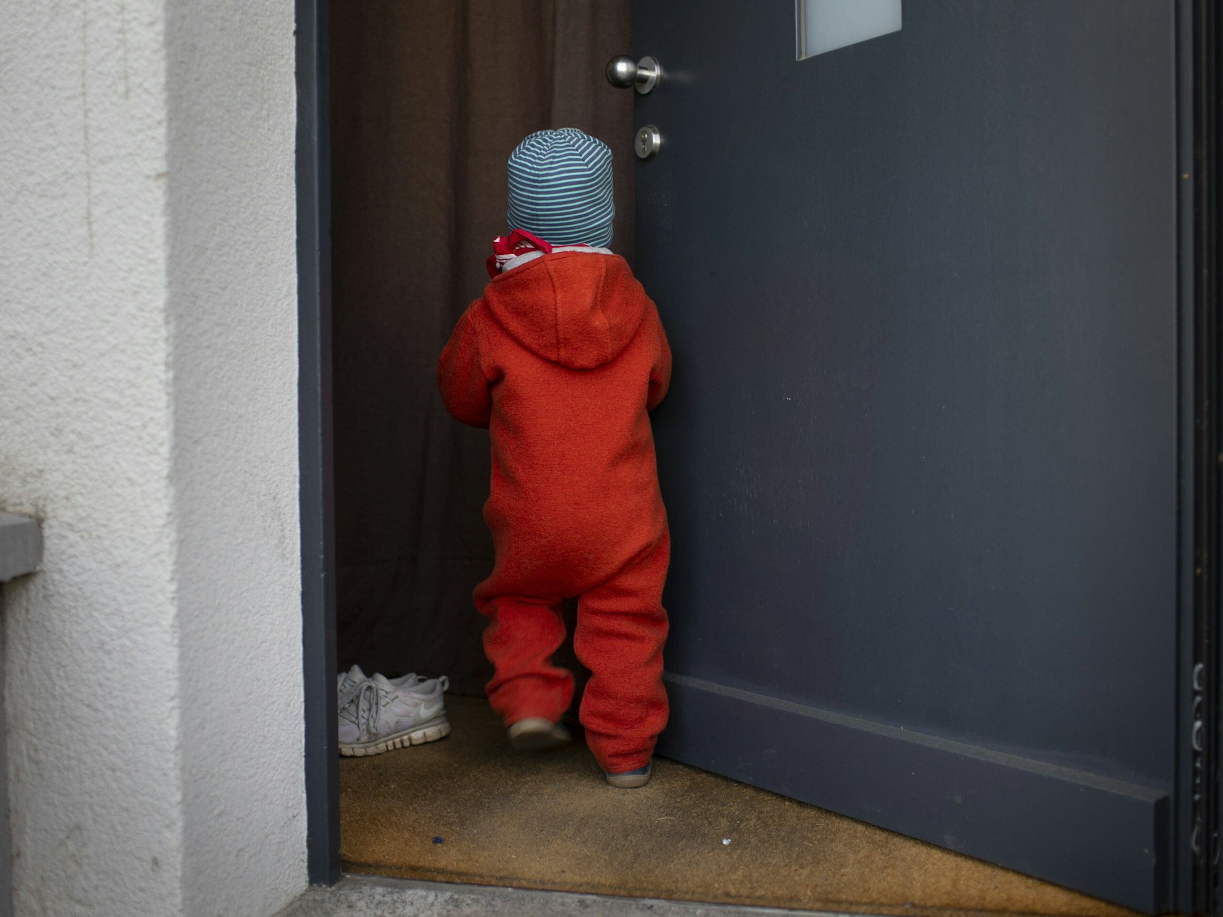 Ein vierjähriges Kind hat sich in der Nacht in Unna aus dem Elternhaus geschlichen, um die Erste in der Kita zu sein. Das Symbolbild zeigt ein Kind in Bonn.