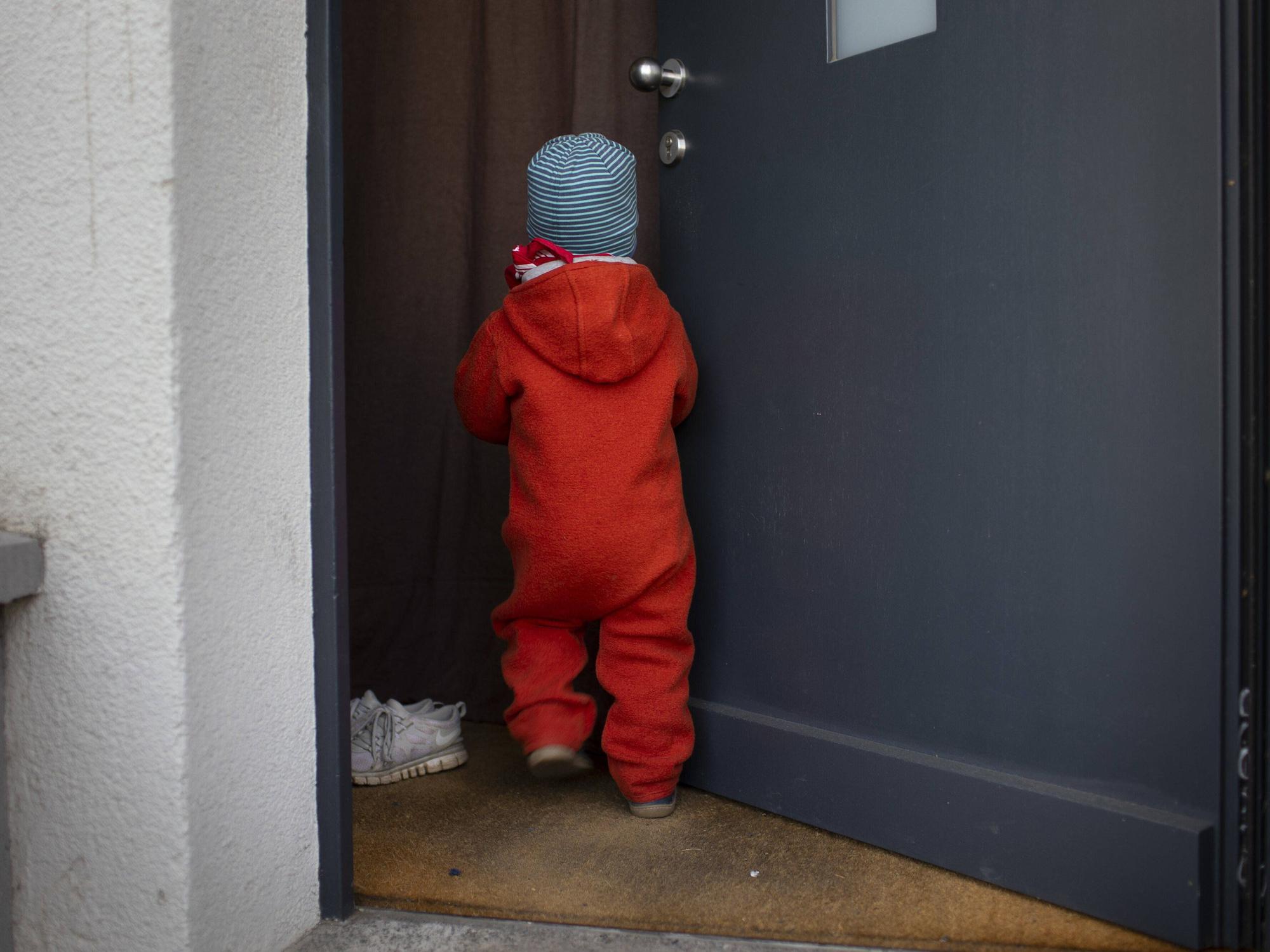 Ein vierjähriges Kind hat sich in der Nacht in Unna aus dem Elternhaus geschlichen, um die Erste in der Kita zu sein. Das Symbolbild zeigt ein Kind in Bonn.