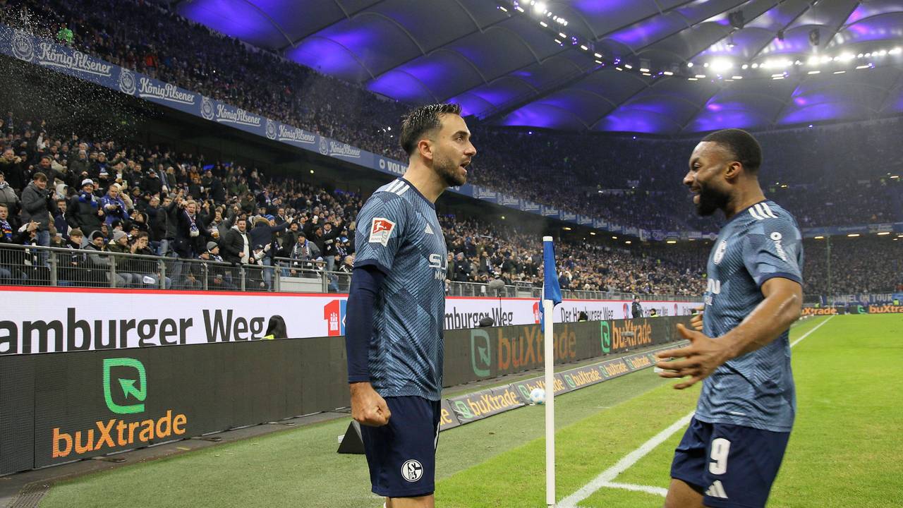 Moussa Sylla freut sich zusammen mit Kenan Karaman über einen Treffer.