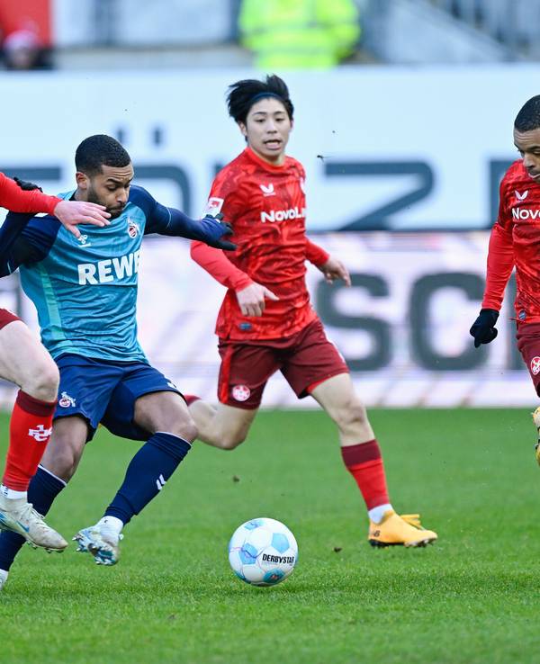Fritz-Walter-Stadion. Kaiserslauterns Jan Elvedi (l-r), Kölns Linton Maina, Kaiserslauterns Daisuke Yokota und Kaiserslauterns Jan Gyamerah.