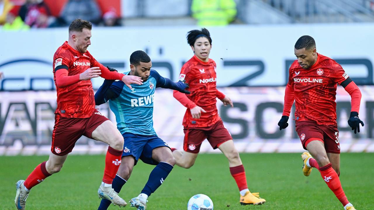 Fritz-Walter-Stadion. Kaiserslauterns Jan Elvedi (l-r), Kölns Linton Maina, Kaiserslauterns Daisuke Yokota und Kaiserslauterns Jan Gyamerah.