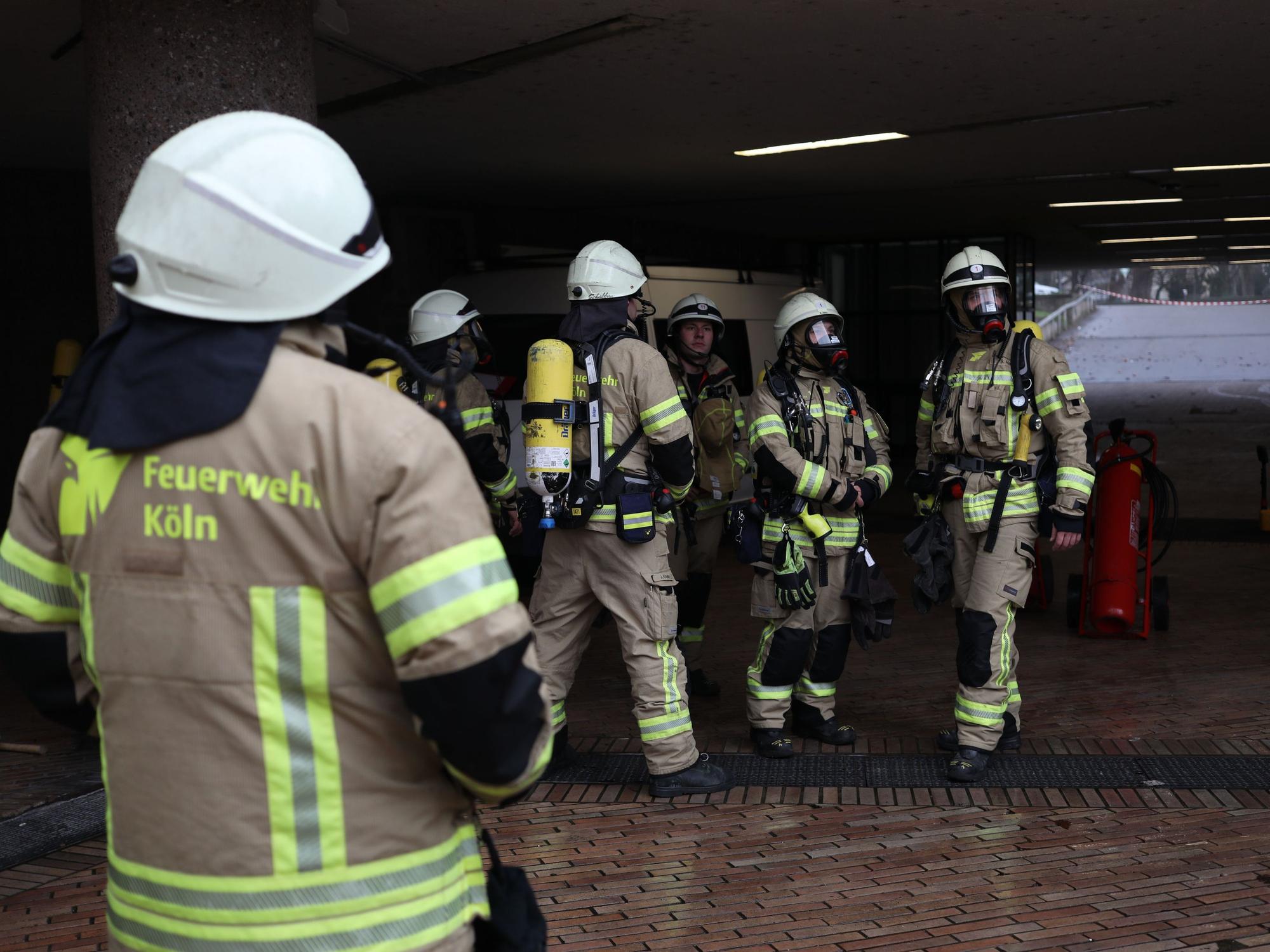 Feuerwehrleute an einem Einsatzort.