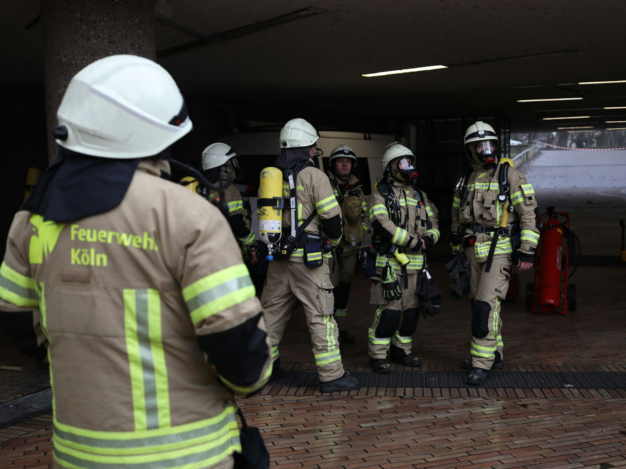 Feuerwehrleute an einem Einsatzort.