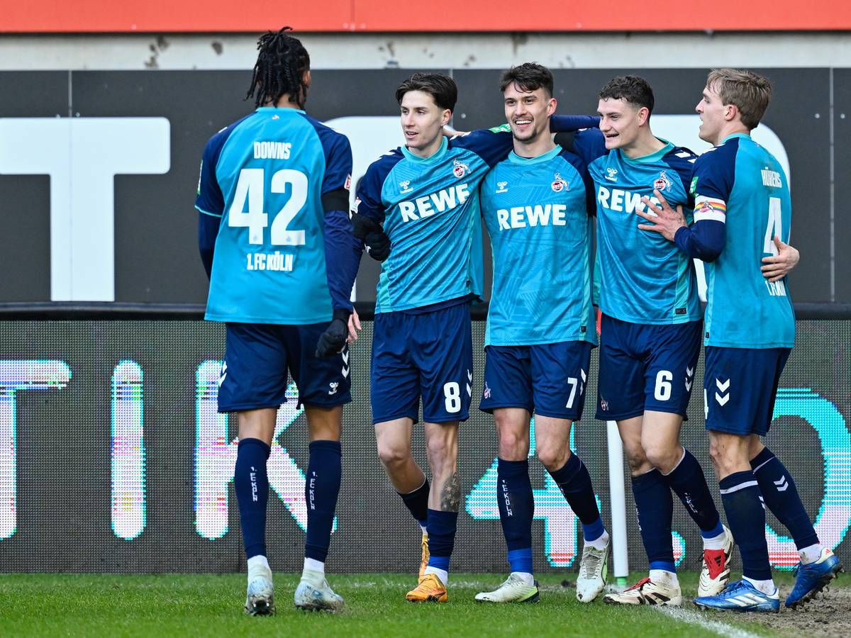 Kölns Torschütze Dejan Ljubicic (3.v.r.) jubelt mit Mannschaftskollegen über das Tor zum 0:1.