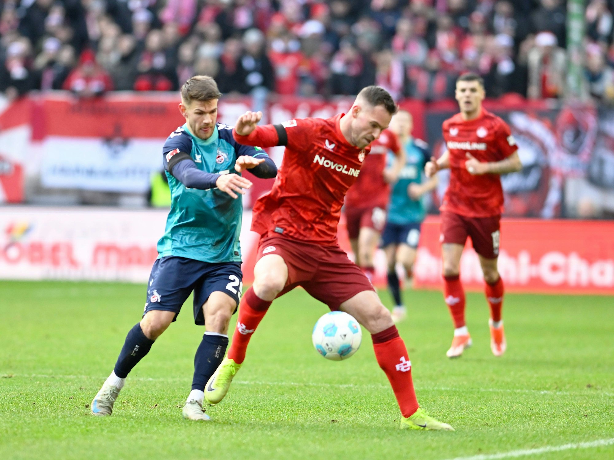FC-Spieler Jan Thielmann im Zweikampf mit Kaiserslauterns Boris Tomiak.