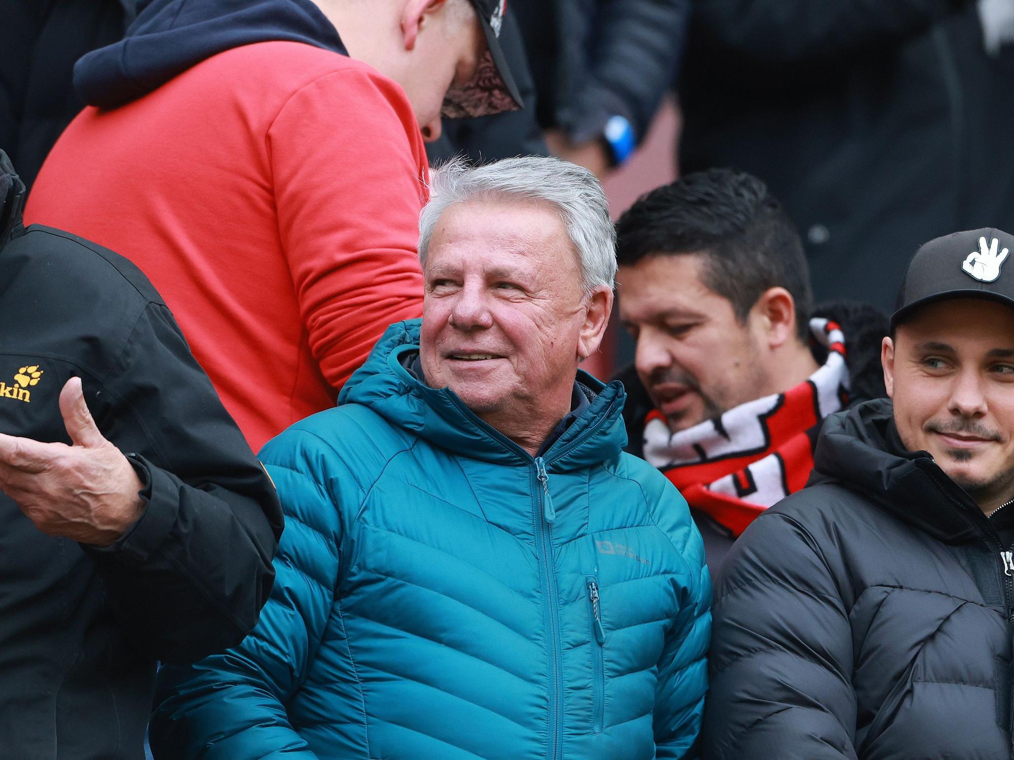 Ex-Profi Dieter Prestin auf der Tribüne in Köln.