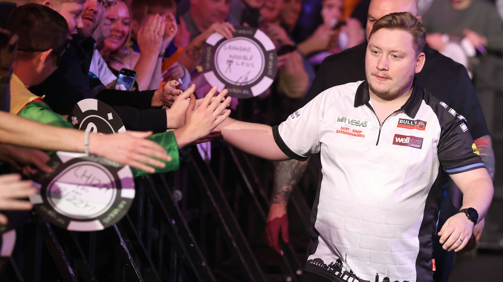 Martin Schindler läuft an den Fans vorbei zur Bühne.