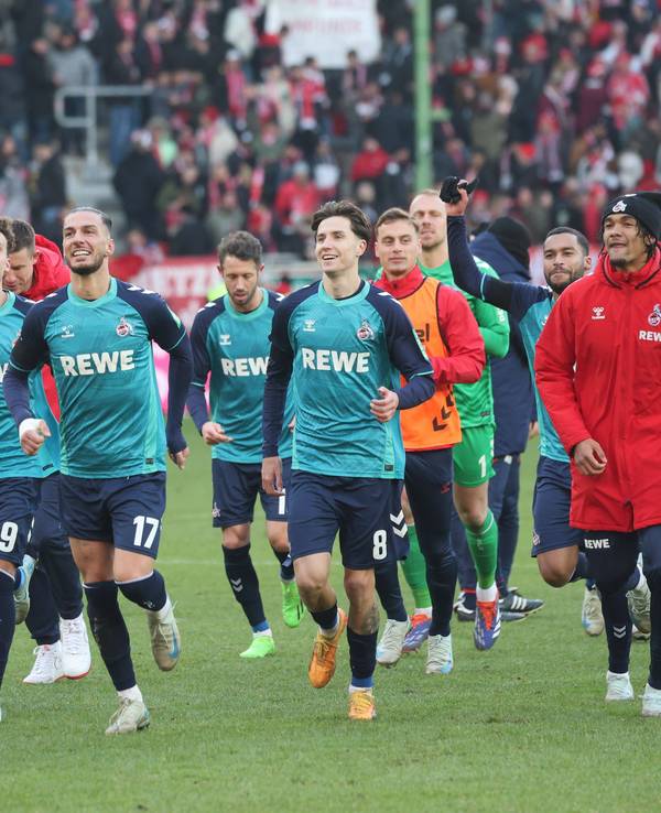 Die Profis des 1. FC Köln feierten nach dem 1:0-Sieg am Sonntag (22. Dezember 2024) in Kaiserslautern zusammen mit den Fans die Herbstmeisterschaft.