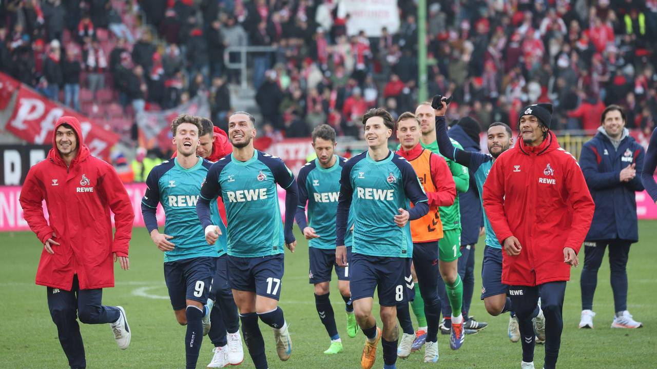 Die Profis des 1. FC Köln feierten nach dem 1:0-Sieg am Sonntag (22. Dezember 2024) in Kaiserslautern zusammen mit den Fans die Herbstmeisterschaft.