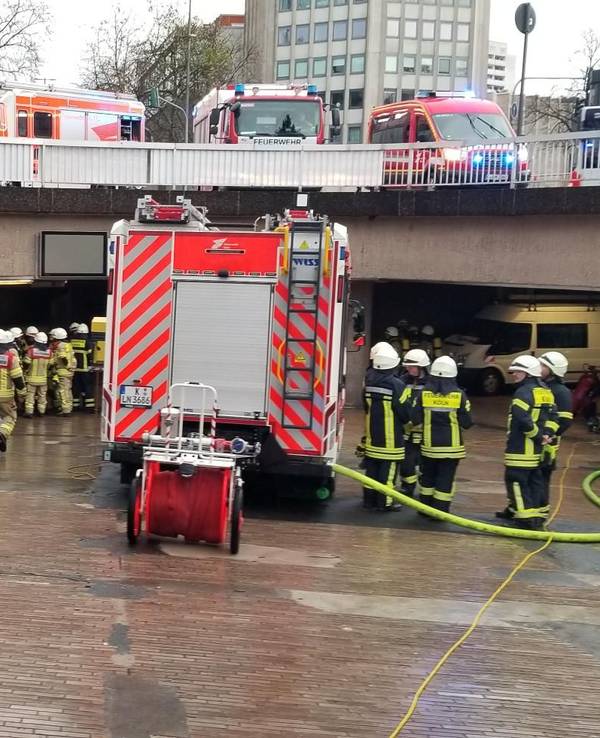 Die Feuerwehr bekämpft einen Brand am Ebertplatz.