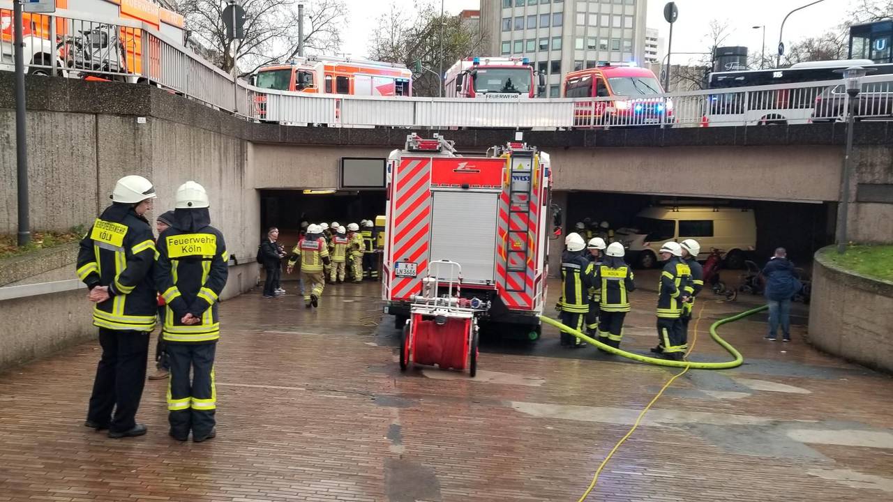 Die Feuerwehr bekämpft einen Brand am Ebertplatz.