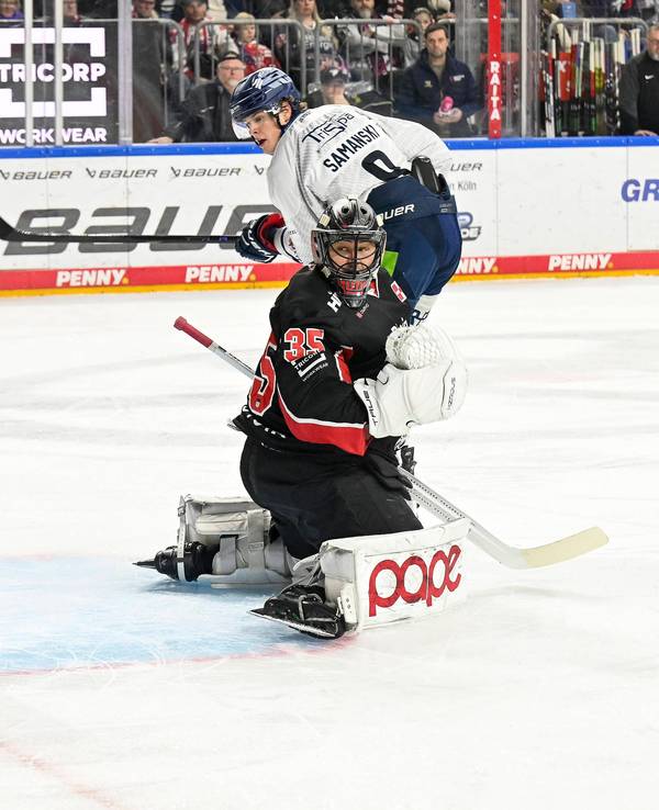 Marcel Brandt schiebt den Puck vorbei an Julias Hudacek ins Tor.