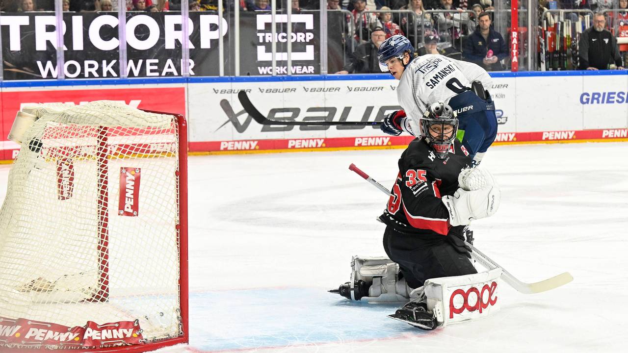 Marcel Brandt schiebt den Puck vorbei an Julias Hudacek ins Tor.