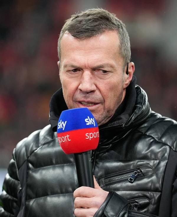 Lothar Matthäus spricht ins Sky-Mikrofon.