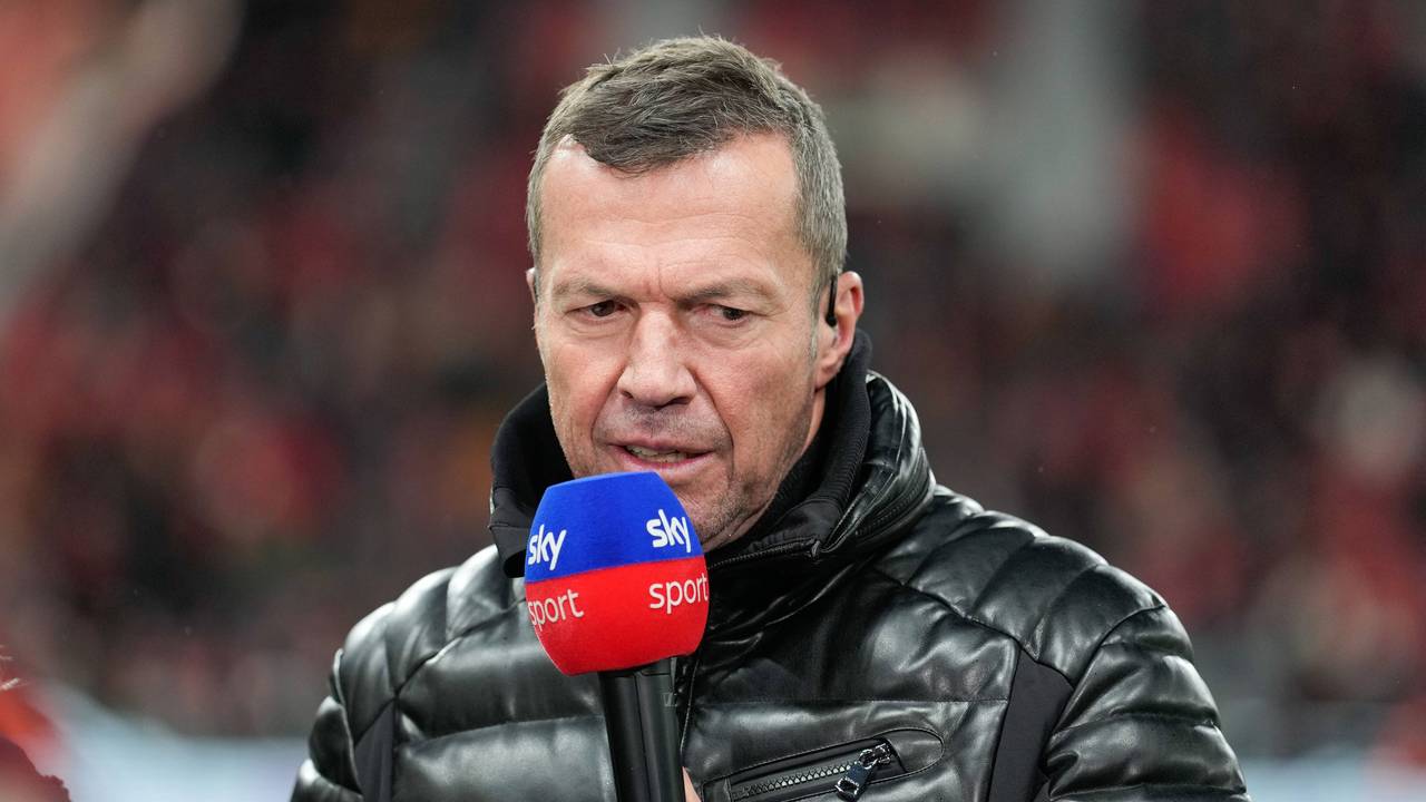 Lothar Matthäus spricht ins Sky-Mikrofon.