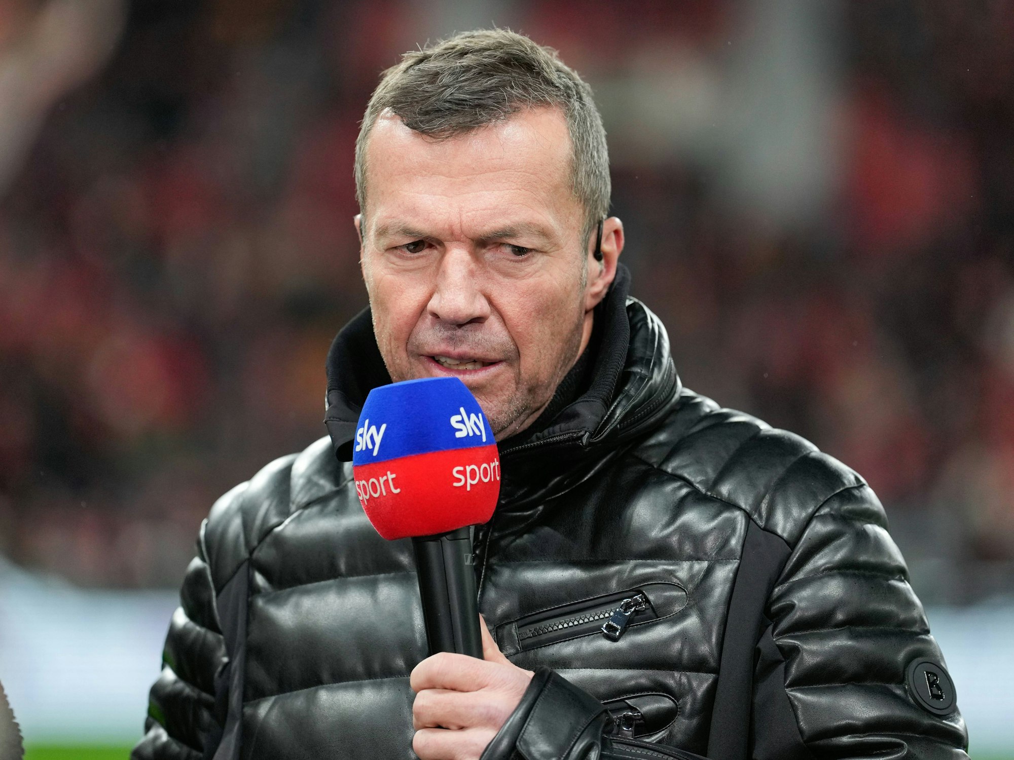 Lothar Matthäus spricht ins Sky-Mikrofon.