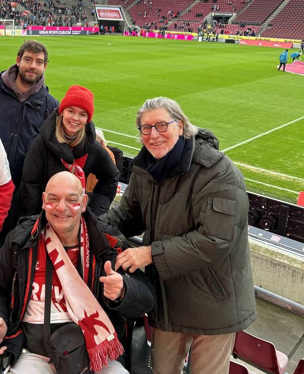 Rollstuhlfahrer Ahad-jar und sein bester Kumpel Kevin Lennartz zusammen mit Toni Schumacher im Stadion.