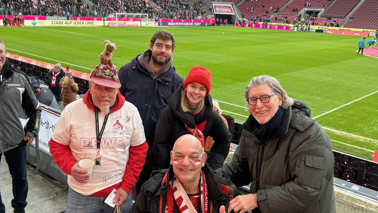 Rollstuhlfahrer Ahad-jar und sein bester Kumpel Kevin Lennartz zusammen mit Toni Schumacher im Stadion.