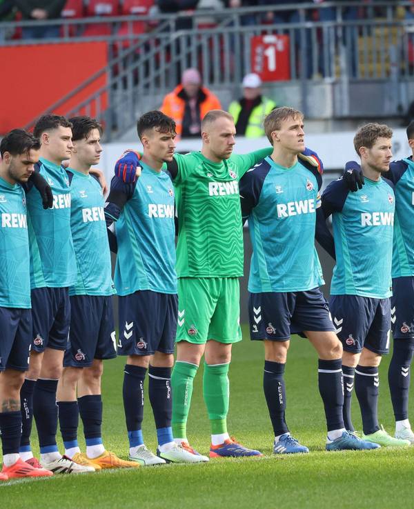 1. FC Köln vor dem Spiel in Kaiserslautern im Fritz-Walter-Stadion.
