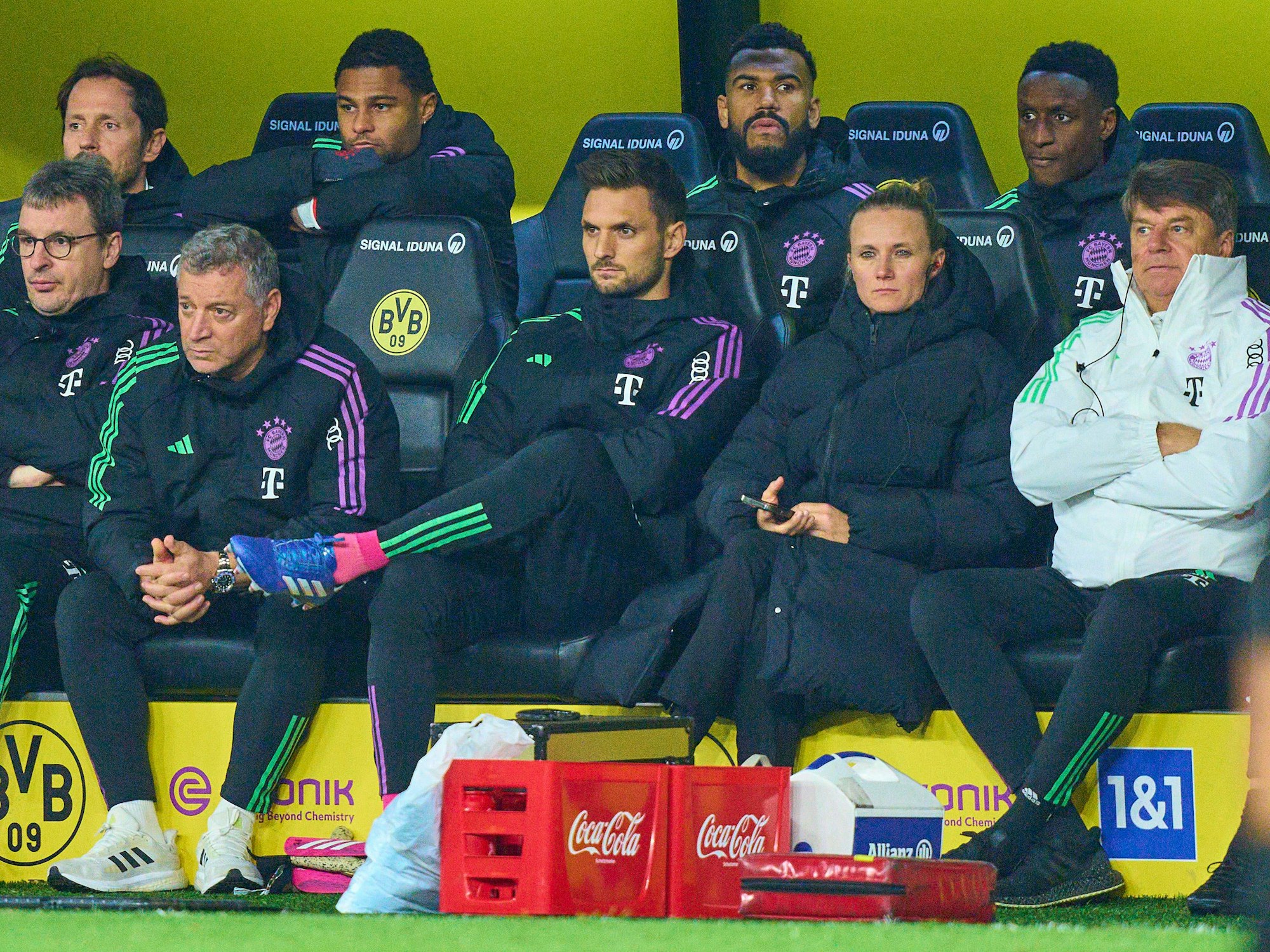 Bouna Sarr sitzt neben Eric Maxim Choupo-Moting und Serge Gnabry auf der Reservebank auf der Bayern-Bank.