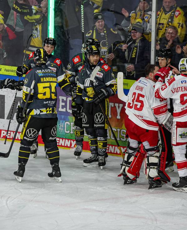 Max Newton Krefeld jubelt mit seiner Mannschaft nach dem Treffer zum 2:2 während des Spiels.