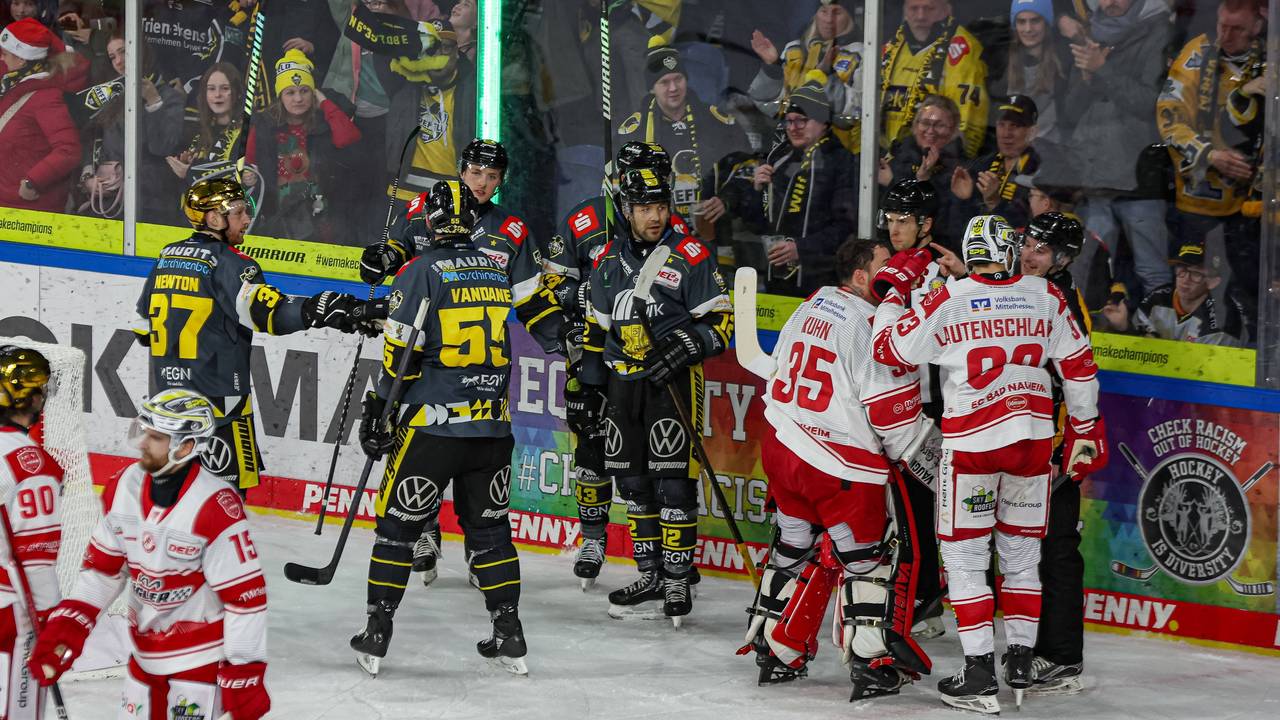 Max Newton Krefeld jubelt mit seiner Mannschaft nach dem Treffer zum 2:2 während des Spiels.