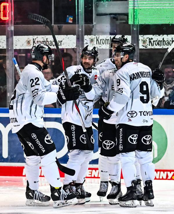 Die Spieler der Kölner Haie jubeln über einen Treffer.