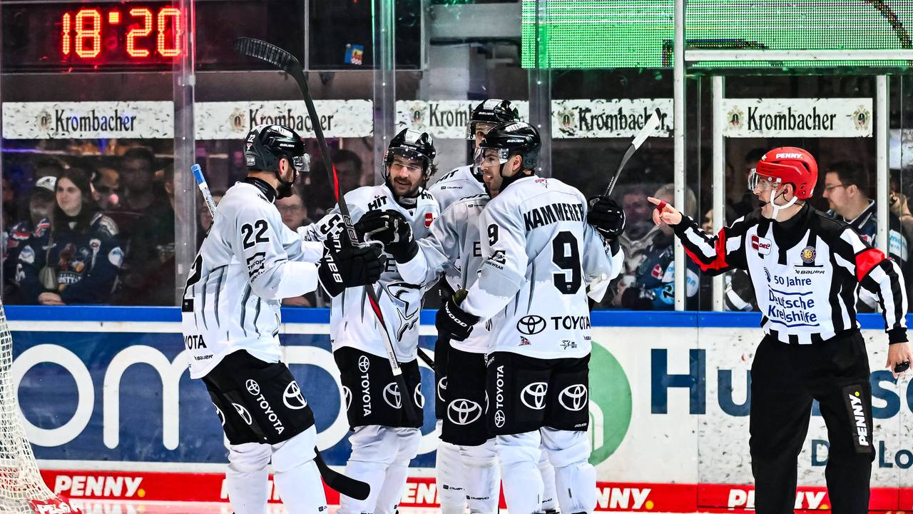 Die Spieler der Kölner Haie jubeln über einen Treffer.
